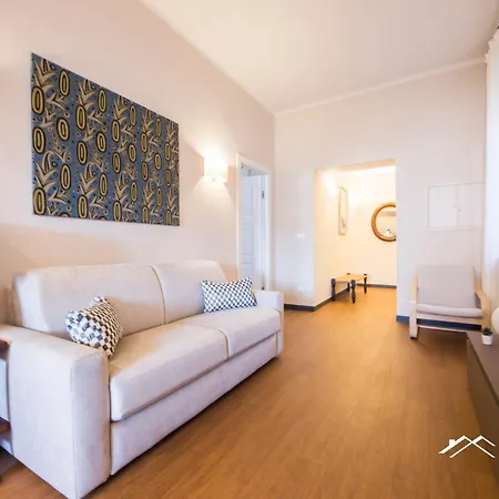 Aquarium 3'| 2br| Lift | Wifi | Train Station | By Tilo