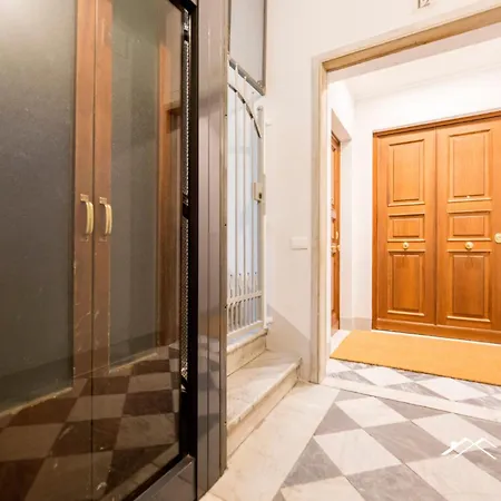 Aquarium 3'| 2br| Lift | Wifi | Train Station | By Tilo Apartment