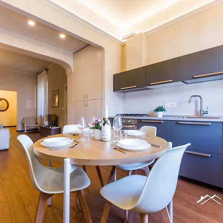 Aquarium 3'| 2br| Lift | Wifi | Train Station | By Tilo *