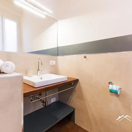 Aquarium 3'| 2br| Lift | Wifi | Train Station | By Tilo